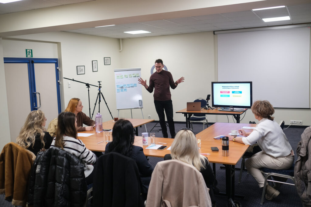 Mateusz Paszek prowadzący szkolenie z Instagram Reels